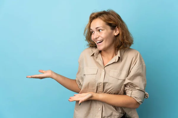 Jonge Georgische Vrouw Geïsoleerd Blauwe Achtergrond Met Verrassing Gezichtsuitdrukking — Stockfoto