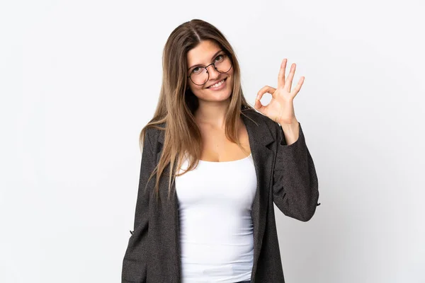 Beyaz Arka Planda Izole Edilmiş Slovak Kadın Tamam Işareti Parmaklarıyla — Stok fotoğraf