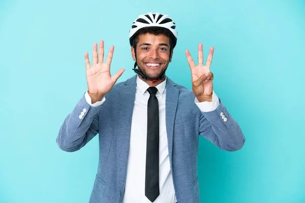 年轻的巴西商人 戴着蓝色背景的自行车头盔 手指头数到8 — 图库照片