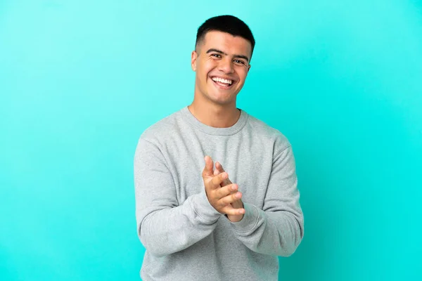 Joven Hombre Guapo Sobre Fondo Azul Aislado Aplaudiendo Después Presentación —  Fotos de Stock