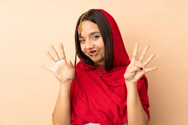 Jong Indisch Vrouw Geïsoleerd Beige Achtergrond Tellen Negen Met Vingers — Stockfoto