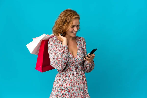 Joven Mujer Georgiana Con Bolsa Aislada Sobre Fondo Azul Sosteniendo — Foto de Stock