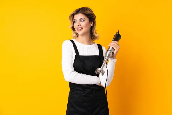 Chica Usando Licuadora Mano Aislado Sobre Fondo Amarillo Feliz Sonriente — Foto de Stock