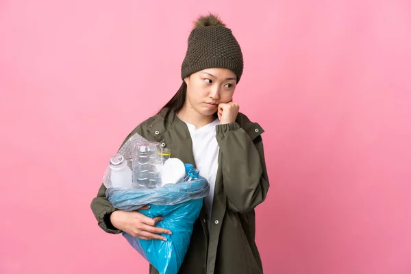 Kinesisk Flicka Håller Påse Full Plastflaskor För Att Återvinna Över — Stockfoto