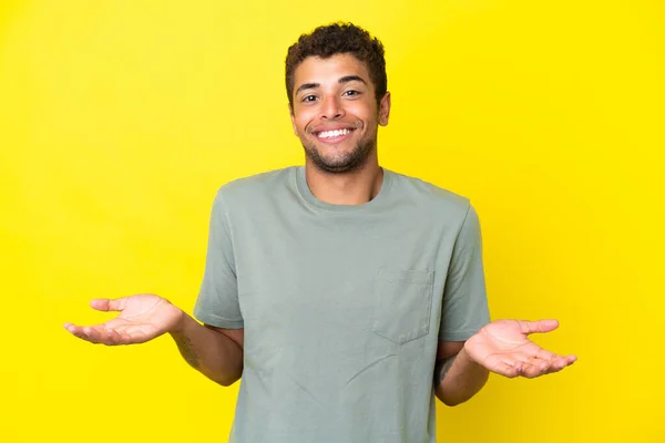 Jovem Brasileiro Bonito Isolado Fundo Amarelo Feliz Sorrindo — Fotografia de Stock