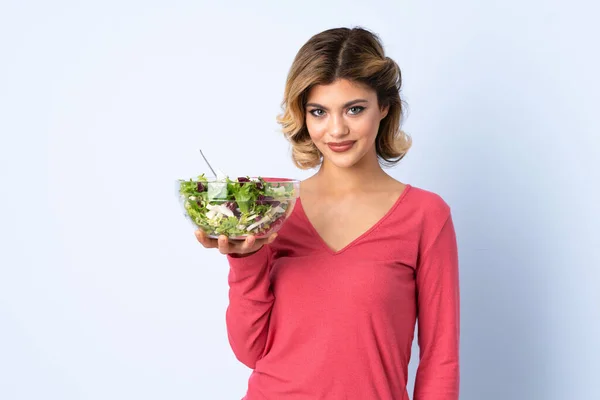 Mulher Adolescente Com Salada Isolada Fundo Azul Com Expressão Triste — Fotografia de Stock