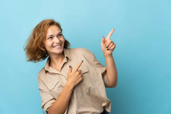 Jonge Georgische Vrouw Geïsoleerd Blauwe Achtergrond Wijzend Met Wijsvinger Een — Stockfoto