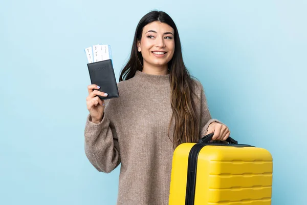 Jong Brunette Meisje Geïsoleerde Blauwe Achtergrond Vakantie Met Koffer Paspoort — Stockfoto
