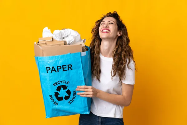 Jonge Vrouw Met Een Recycling Zak Vol Papier Recyclen Geïsoleerd — Stockfoto