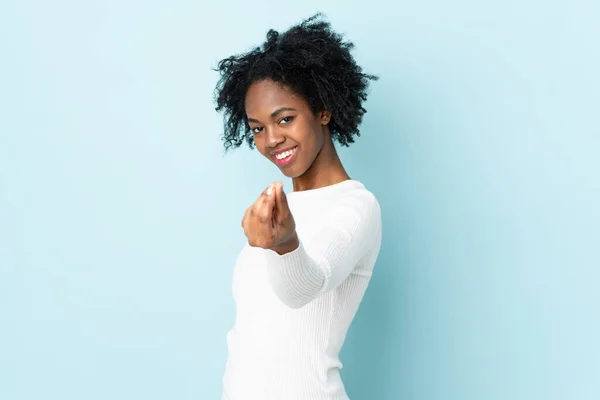 Jovem Afro Americana Isolada Fundo Azul Fazendo Gesto Dinheiro — Fotografia de Stock