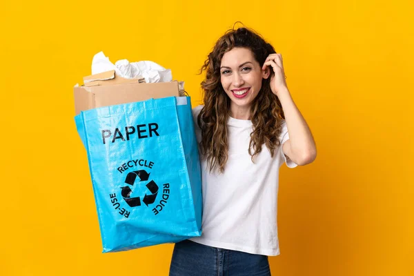 Junge Frau Hält Eine Recyclingtüte Voller Papier Zum Recyceln Auf — Stockfoto