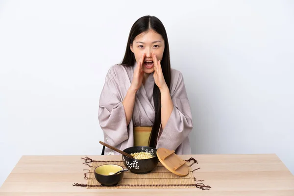 Jong Chinees Meisje Draagt Kimono Eet Noedels Schreeuwen Kondigen Iets — Stockfoto