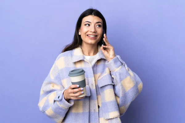 Giovane Donna Bruna Sfondo Viola Isolato Che Tiene Caffè Portare — Foto Stock