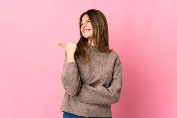 Mujer Joven Eslovaca Aislada Sobre Fondo Rosa Apuntando Hacia Lado — Foto de Stock