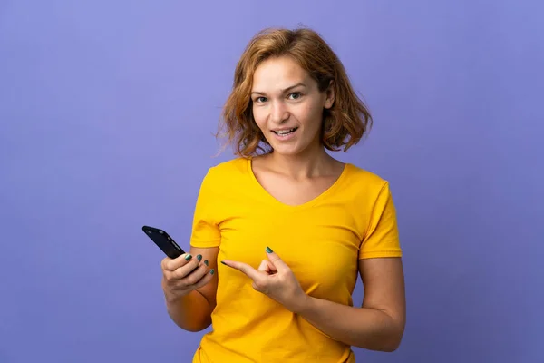 Joven Mujer Georgiana Aislada Sobre Fondo Púrpura Usando Teléfono Móvil —  Fotos de Stock