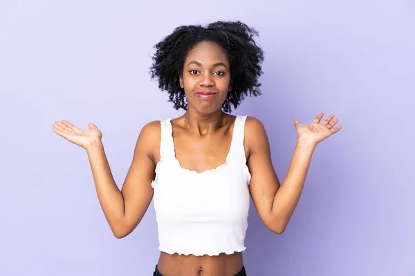 Jeune Femme Afro Américaine Isolée Sur Fond Violet Faisant Des — Photo