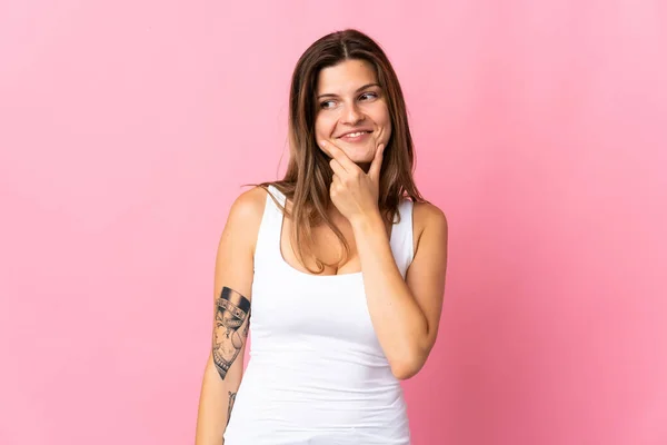 Jovem Mulher Eslovaca Isolado Fundo Rosa Olhando Para Lado Sorrindo — Fotografia de Stock