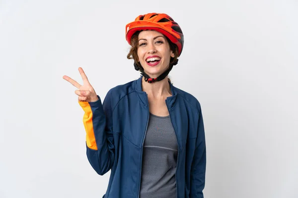 Junge Radfahrerin Auf Weißem Hintergrund Lächelt Und Zeigt Siegeszeichen — Stockfoto