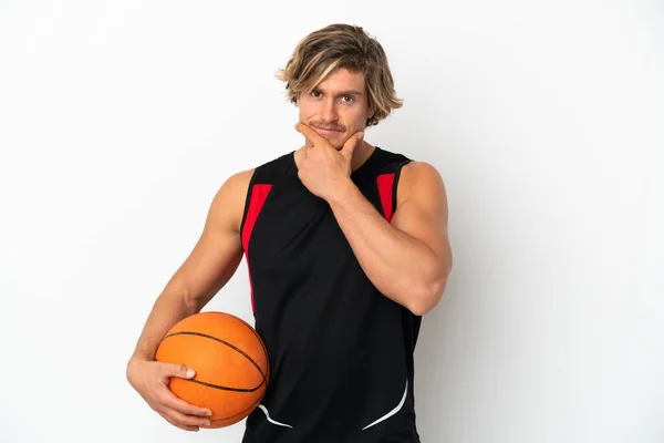 Joven Hombre Rubio Sosteniendo Una Pelota Baloncesto Aislado Sobre Fondo — Foto de Stock