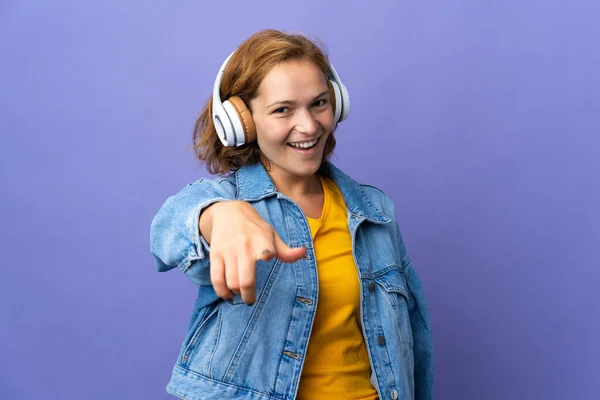 Jovem Georgiana Isolada Fundo Roxo Ouvindo Música — Fotografia de Stock