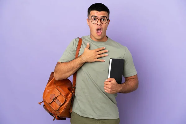 Hombre Estudiante Guapo Sobre Fondo Aislado Sorprendido Sorprendido Mientras Que — Foto de Stock