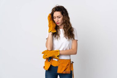 Genç elektrikçi beyaz arka planda baş ağrısı ile izole edilmiş.