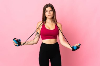 Genç Slovak kadın pembe arka planda izole edilmiş atlama halatıyla