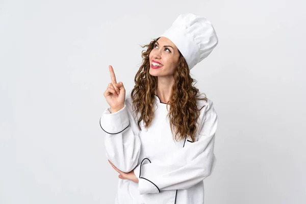 Jonge Chef Kok Vrouw Geïsoleerd Witte Achtergrond Wijzend Een Geweldig — Stockfoto