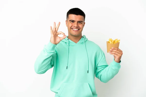 Jonge Knappe Man Met Gebakken Chips Geïsoleerde Witte Achtergrond Tonen — Stockfoto