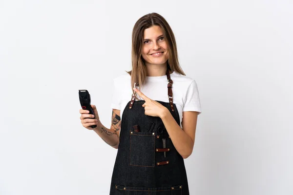 Mladý Hairdresser Slovenské Žena Izolovaný Bílý Pozadí Ukazující Straně Prezentovat — Stock fotografie