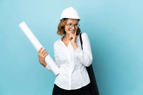 Joven Arquitecta Georgiana Con Casco Con Planos Sobre Fondo Aislado — Foto de Stock