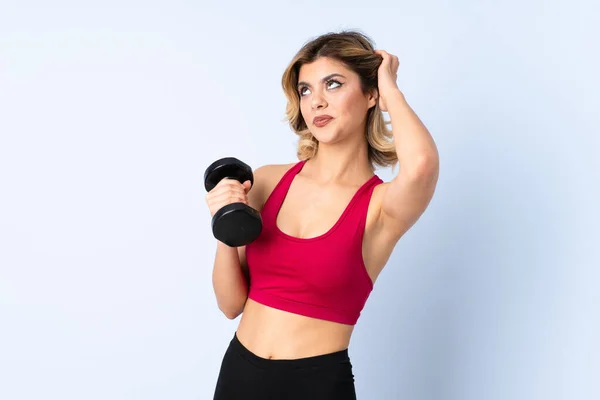 Adolescente Rusa Chica Haciendo Levantamiento Pesas Aislado Sobre Fondo Azul —  Fotos de Stock