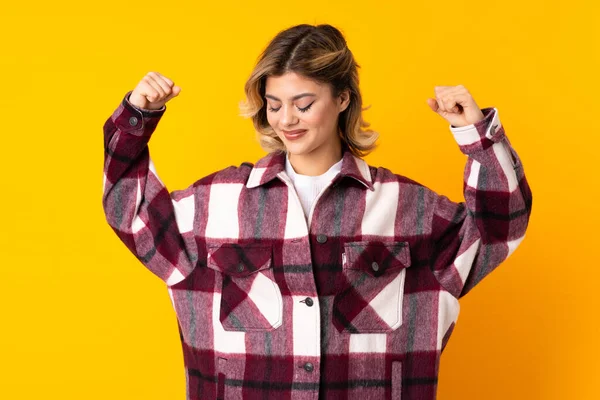 Giovane Donna Russa Isolata Sfondo Giallo Facendo Gesto Forte — Foto Stock