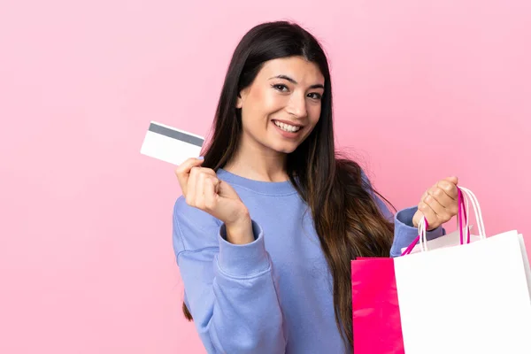 Giovane Ragazza Bruna Sfondo Rosa Isolato Con Borse Della Spesa — Foto Stock