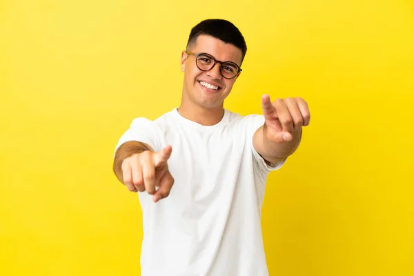 Jovem Homem Bonito Sobre Isolado Fundo Amarelo Apontando Frente Com — Fotografia de Stock