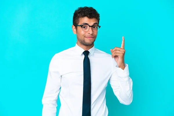 若いビジネスブラジル人男性隔離された青の背景指差指で指差す素晴らしいアイデア — ストック写真
