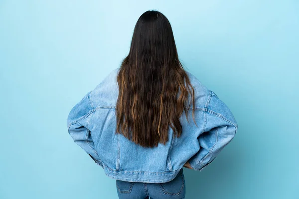 Junge Brünette Mädchen Über Isolierten Blauen Hintergrund Rückenlage — Stockfoto