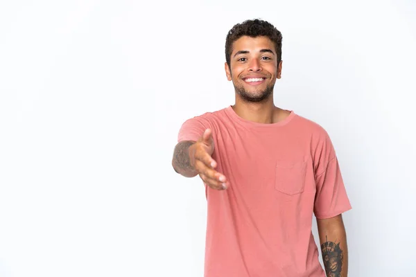 Junger Gutaussehender Brasilianischer Mann Isoliert Auf Weißem Hintergrund Schüttelt Hände — Stockfoto