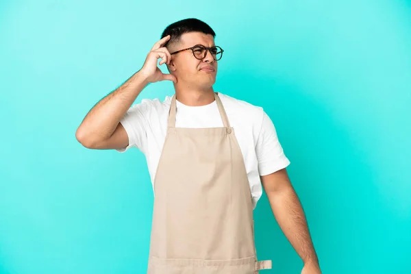 Restaurante Garçom Homem Sobre Fundo Azul Isolado Com Dúvidas Com — Fotografia de Stock