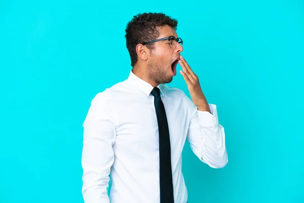 Joven Hombre Brasileño Negocios Aislado Sobre Fondo Azul Bostezando Cubriendo — Foto de Stock