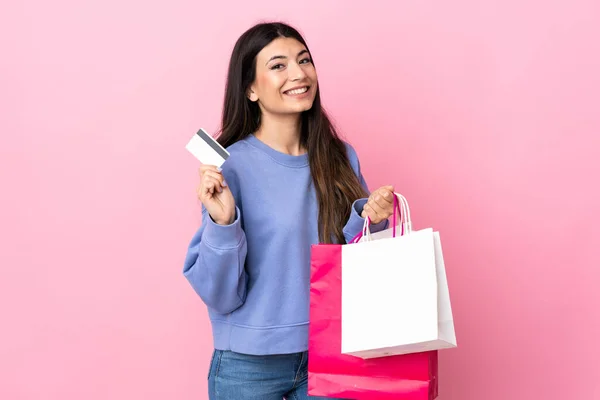 Jeune Fille Brune Sur Fond Rose Isolé Tenant Des Sacs — Photo