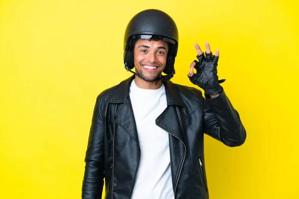 Молодий Бразильський Чоловік Мотоциклетним Шоломом Ізольований Жовтому Фоні Показує Знак — стокове фото
