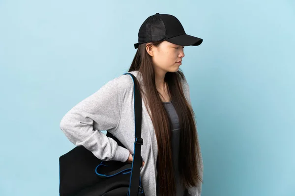 年轻的中国女子 背着运动包 蓝色背景 努力拼搏 — 图库照片