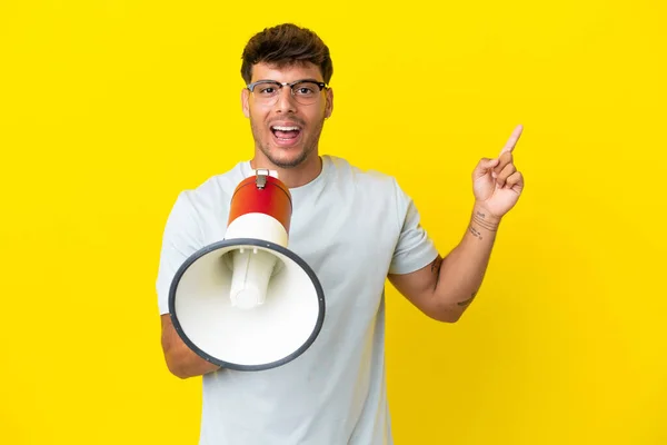 Jonge Blanke Knappe Man Geïsoleerd Gele Achtergrond Schreeuwen Door Een — Stockfoto