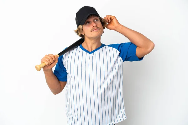 Junger Blonder Mann Isoliert Auf Weißem Hintergrund Spielt Baseball Und — Stockfoto