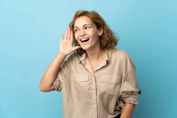 Jonge Georgische Vrouw Geïsoleerd Blauwe Achtergrond Luisteren Naar Iets Door — Stockfoto