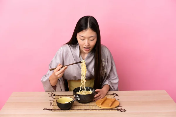 Jong Chinees Meisje Dragen Kimono Het Eten Van Noedels Een — Stockfoto