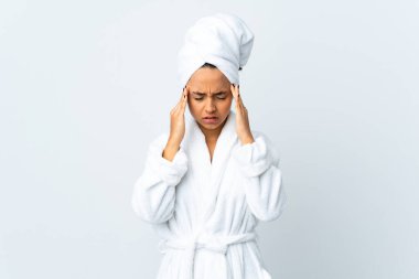 Bornozlu genç bir kadın soyutlanmış beyaz bir geçmişi var ve başı ağrıyor.