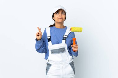 Ressam kadın izole beyaz arka planda parmaklarını çapraz yapıp en iyisini diliyor.