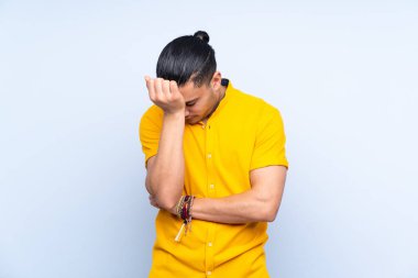 Asyalı yakışıklı, soyutlanmış, başı ağrıyan bir adam.